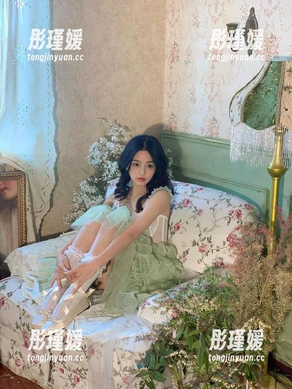 推女神 - 在小清新的背景下，伍月yuer的连体衣高清写真完美融合了时尚和生活的点滴，令人陶醉
