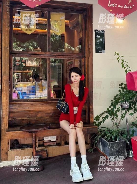 推女神 - 解锁叶佳颐的校园美图，免费下载精致作品，瞬间拥有！