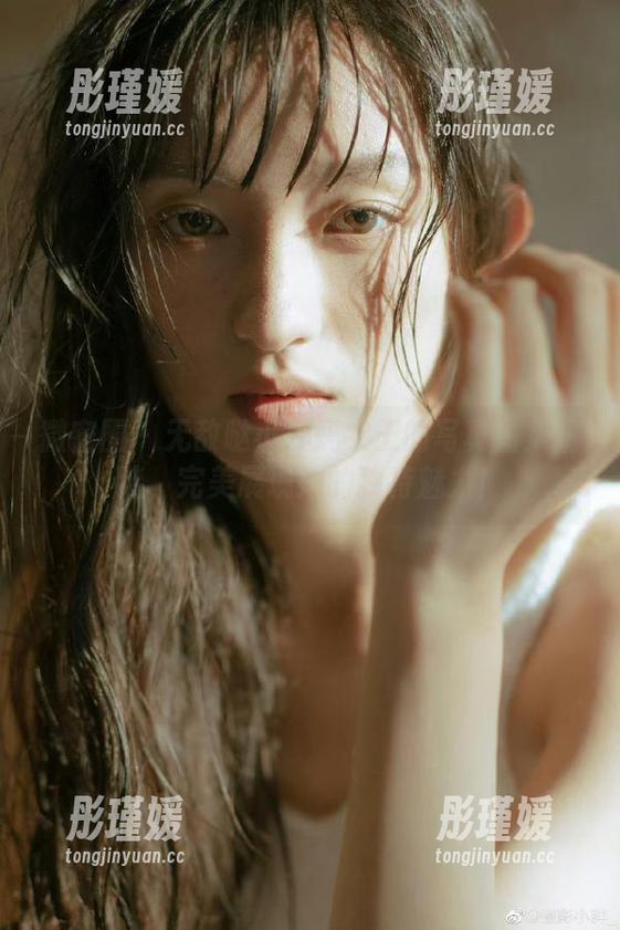 微密圈 - 无敌哒小姨妈女王的写真图集精选，完美展现她的独特魅力！