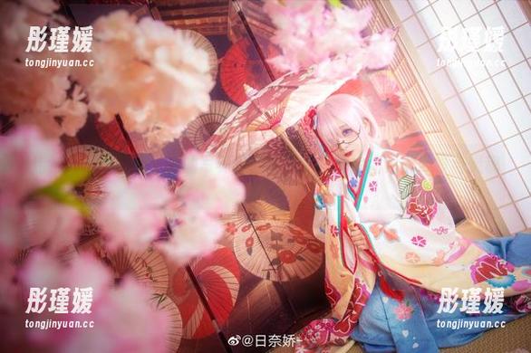 走进高清日奈娇学姐的写真作品世界，发现她背后的故事与灵魂。