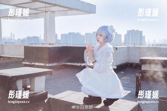 从未见过的日奈娇，皮衣写真图包带你走进时尚新世界