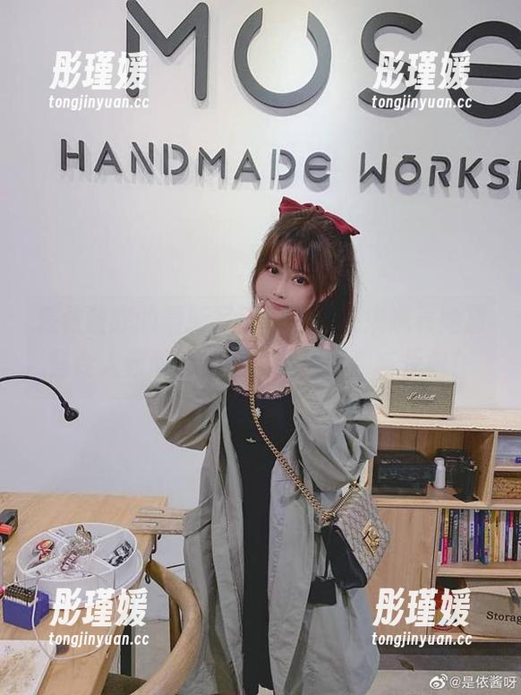 是依酱吖的最新写真作品，快来观看她那些令人惊叹的长腿，尽显时尚与优雅！