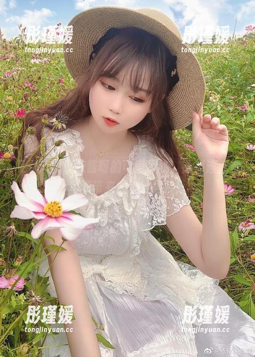 免费欣赏是依酱呀的可爱风格，镭射连体衣写真带来的美妙照片！