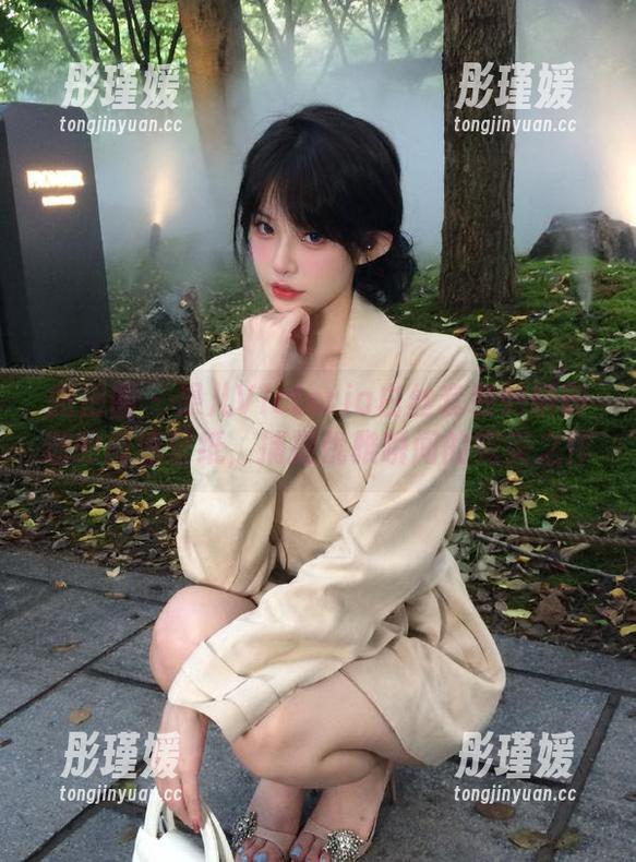 微密圈 - 果儿Victoria白丝套装转瞬即逝的高清壁纸，捕捉优雅瞬间的完美之作