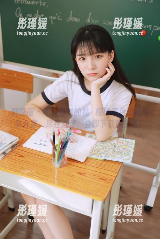 微密圈 - 不容错过的桃沢樱呀黄色战袍写真合集，尽在这里，立即下载欣赏吧！