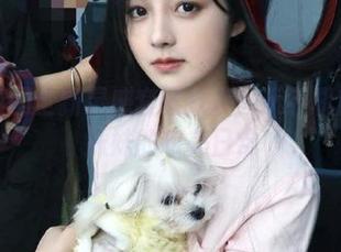 森萝财团全新灵感套图分享：玩手机的黑丝妹妹的甜美日常