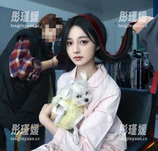森萝财团全新灵感套图分享：玩手机的黑丝妹妹的甜美日常