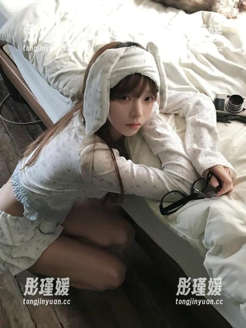 模范学院 - 王楚璇的居家写真分享：在熟悉的环境中探索独特的艺术表现