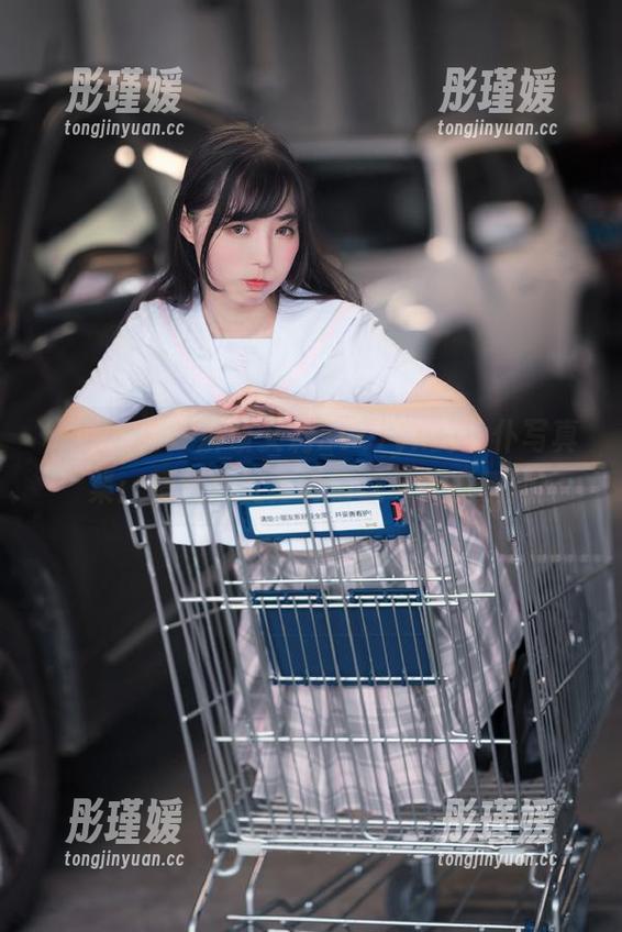 模范学院 - 解锁艾莉Evelyn的女仆写真集：精选捕捉真挚情感与美丽瞬间