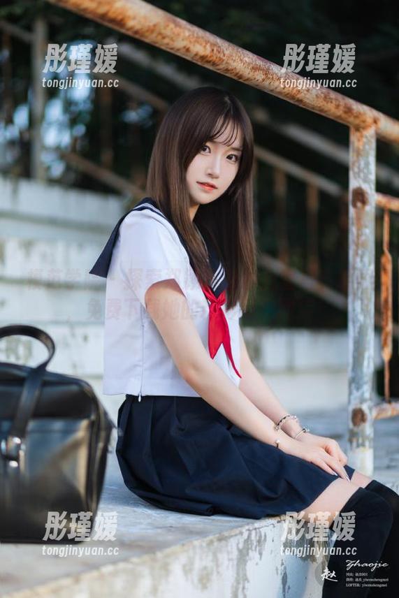 模范学院 - 探索郑颖姗的办公室写真世界，免费下载她的精彩瞬间图库！