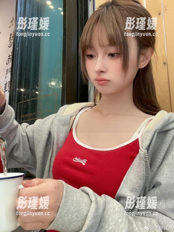 河豚抚子黑白风格美图，COS之路的搞笑旅程大揭秘！