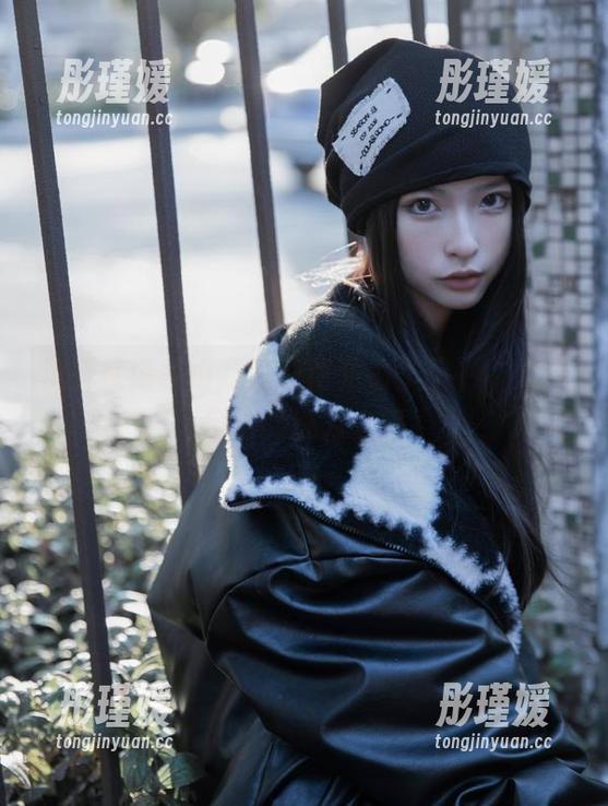 沉醉在清水由乃的红裙私拍作品中，无法自拔的魅力之旅