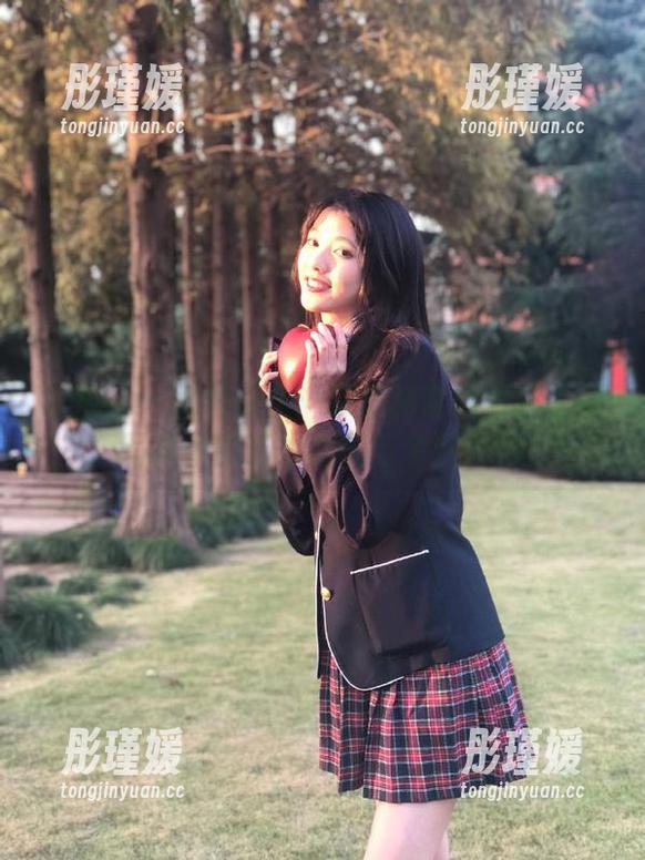爱蜜社 - 图片盛宴：探索杨紫嫣黑色主题写真中的艺术之美与个性风格