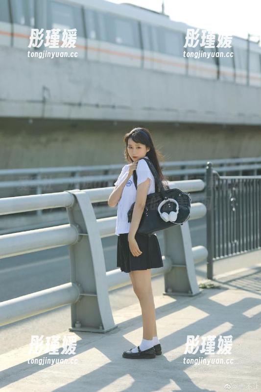 爱蜜社 - 逗逗doudou短裙最新写真作品集，捕捉每一个迷人的甜美瞬间！