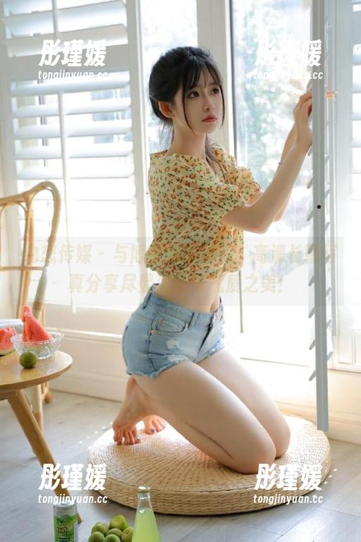 物恋传媒 - 与博主嘟嘟同行，高清长靴写真分享尽显潮流与气质之美！