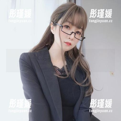 收藏白银81博主的甜美后辈作品，立刻下载美图享受