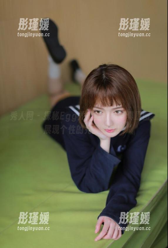 秀人网 - 探秘Egg尤妮丝眼镜写真原图，展现个性的完美时刻！
