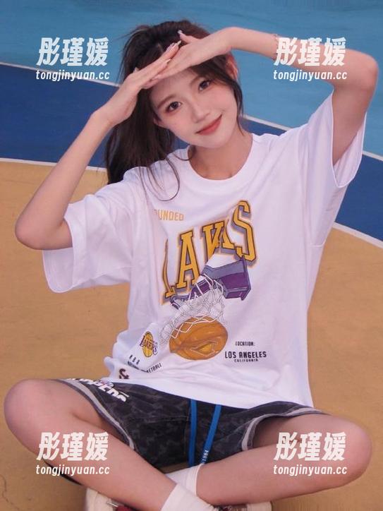 秀人网 - 探索lavinia肉肉校园写真全套，原图展现她独特的青春风采