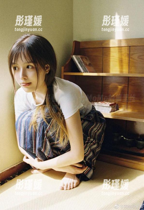 秀人网 - 快来看看伊小七MoMo的裤里丝写真原图，青春与魅力完美交融的作品！