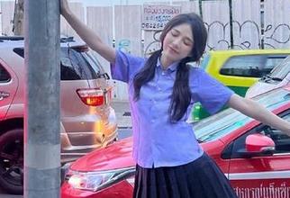 秀人网 – 看伊小七MoMo如何用写真全集证明：学姐的魅力无处不在，连书本都笑了！