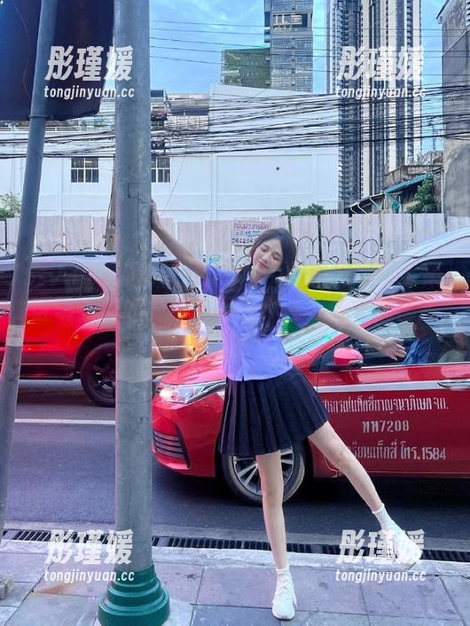秀人网 - 看伊小七MoMo如何用写真全集证明：学姐的魅力无处不在，连书本都笑了！