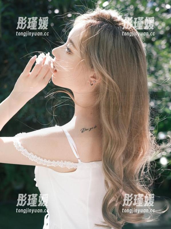 秀人网 - 周周不吃香菜最新比基尼写真作品合集，展现独特魅力，视觉享受不可错过！