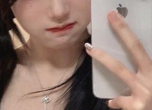 秀人网 – 免费下载周慕汐fairy职场制服OL套图，感受她的职场时尚与智慧