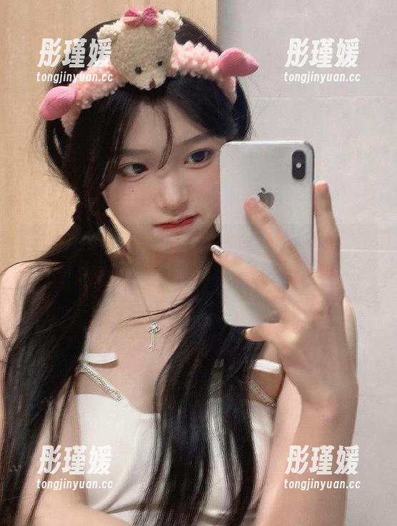 秀人网 - 免费下载周慕汐fairy职场制服OL套图，感受她的职场时尚与智慧