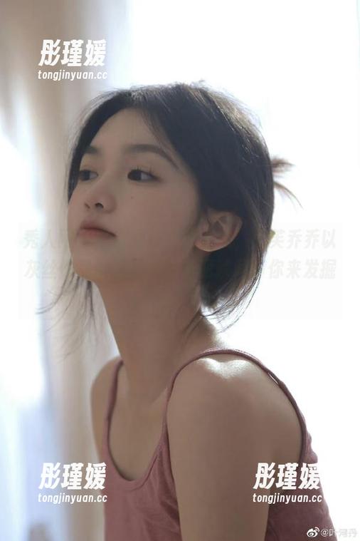 秀人网 - 高清图库全新上线，奶芙乔乔以灰丝作品引领潮流，美丽瞬间等你来发掘！