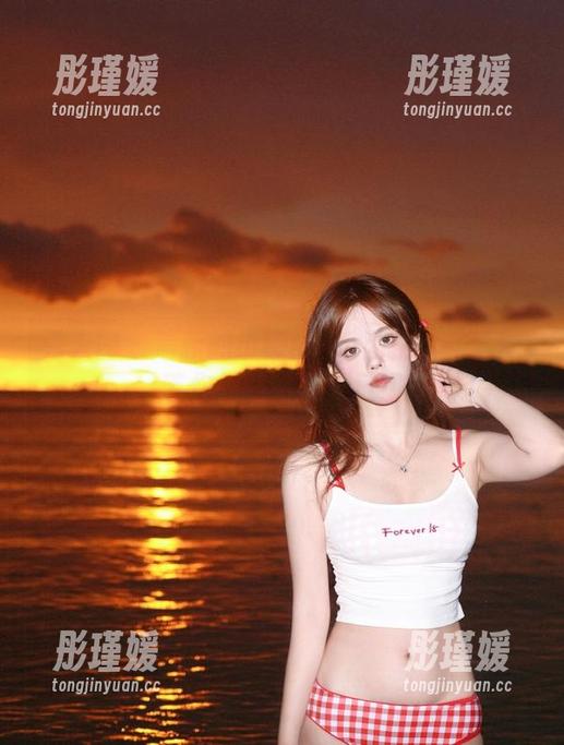 秀人网 - 清新的小樱koko私拍泳衣套图，带你领略绝美夏日风光