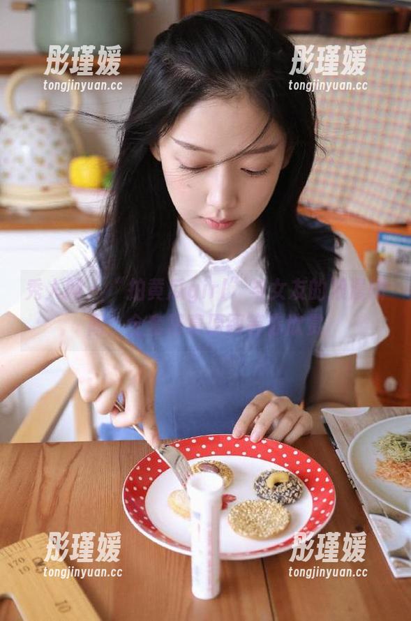 秀人网 - “拍黄瓜girl”与女友的浪漫瞬间：全套写真原图等你欣赏
