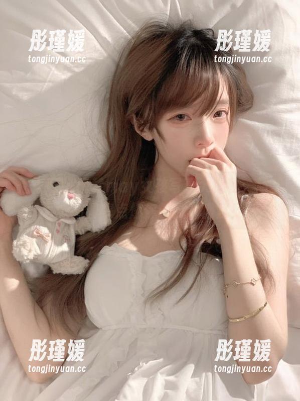 秀人网 - 晓梦may女孩写真大揭秘：超美原图图集点燃你的视觉盛宴！