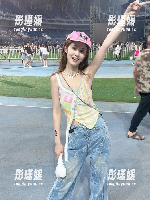 秀人网 - 智恩baby展现学妹风采，私房美图尽显青春活力