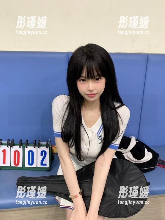 秀人网 - 在在线平台上欣赏水水姐长腿写真，原图传达美丽无极限的理念！
