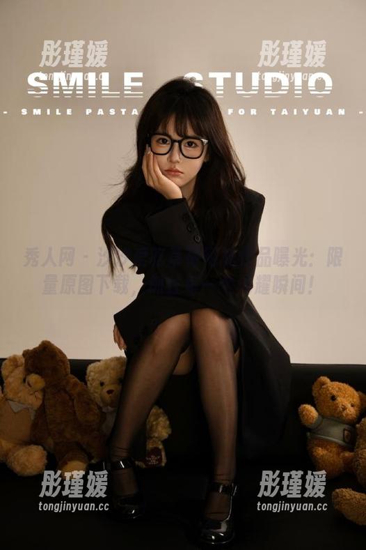 秀人网 - 汐汐爱吃草莓网袜作品曝光：限量原图下载，抓住每一个闪耀瞬间！