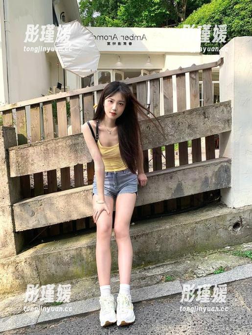 秀人网 - 从狐小妖Baby的吊带作品集看原图，感受时尚与性感的完美结合！