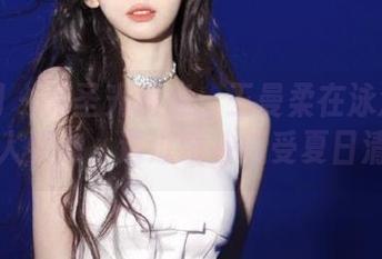 秀人网 – 无圣光图集：王曼柔在泳池中的迷人姿态，透过镜头感受夏日清凉