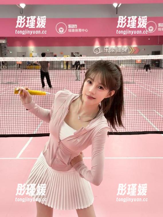 秀人网 - 走进王馨瑶Yanni的泳装写真，体验不一样的美图世界