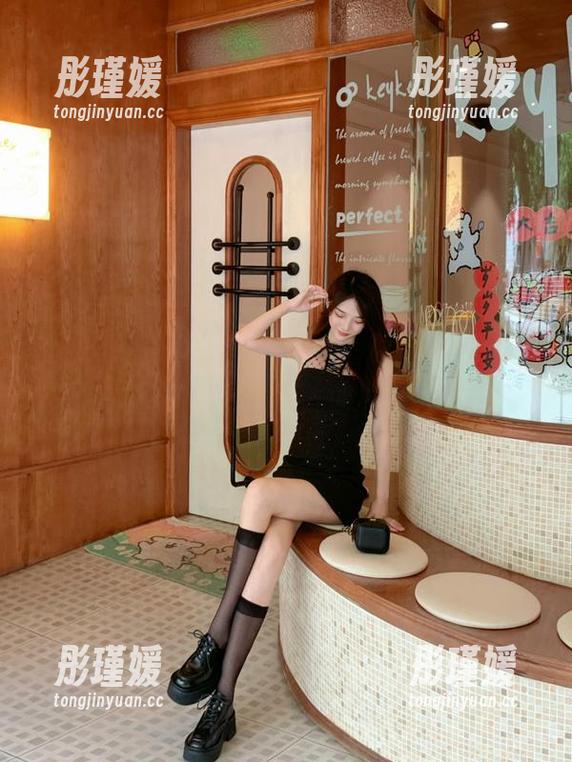 秀人网 - 迷人的绮里嘉Carina短裙，福利图包让你欲罢不能的视觉享受！
