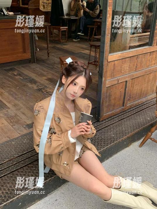 秀人网 - 艺轩裤里丝写真图集：不看绝对后悔，心动的瞬间尽在其中！