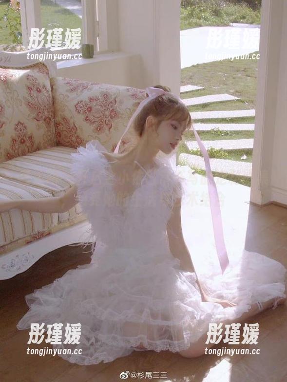 秀人网 - 开启金小依日常书写的定制图集，感受她的生活与艺术结合
