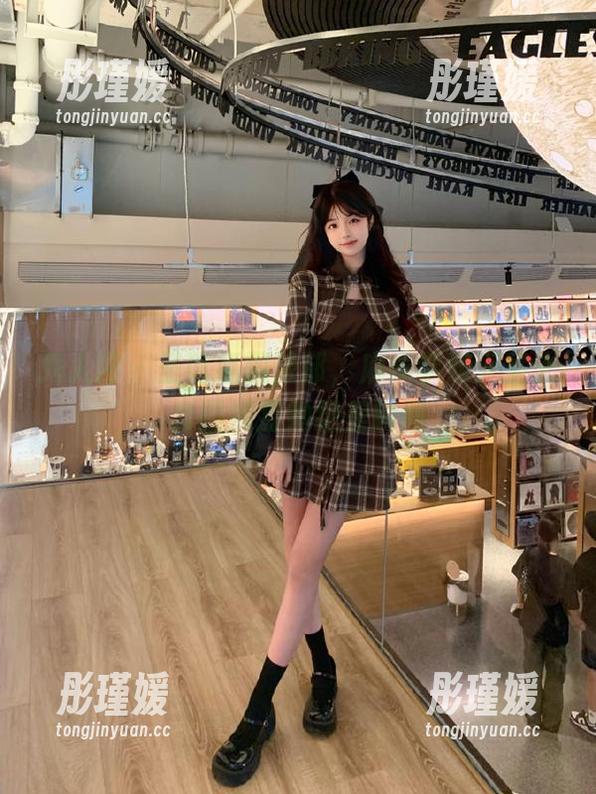 秀人网 - 圣诞氛围浓郁，麻布学妹无圣光套图捕捉她绝美瞬间