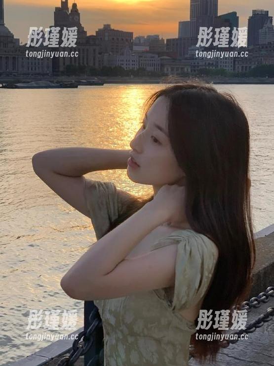 紧急企划 - 见希w写真作品集全新更新，黑丝皮裙小恶魔带你领略独特风情！