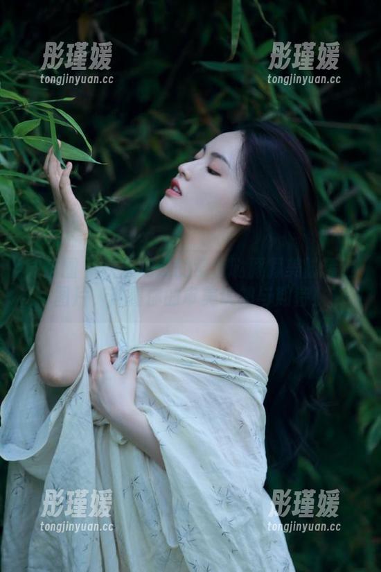 微密圈 - 从未见过的紫色哒豚豚美脚精选图片，颠覆你的审美认知与期待！