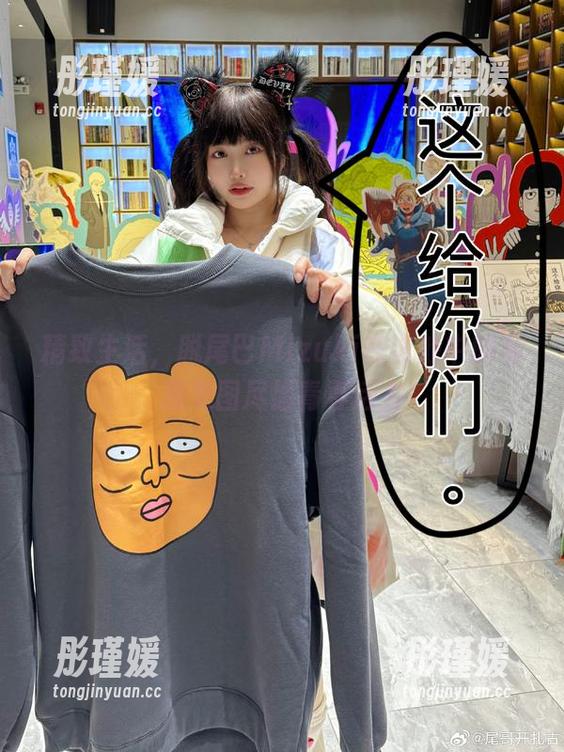 精致生活，脱尾巴Mizuki在泳池中的私房美图尽显青春活力