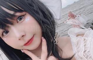 自闭颜球球独特私拍比基尼写真，尽显娇美与自信