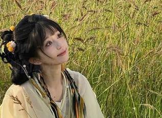 花漾show – 领略小尤奈的风采：图库精选她的秘书写真，尽显迷人气质