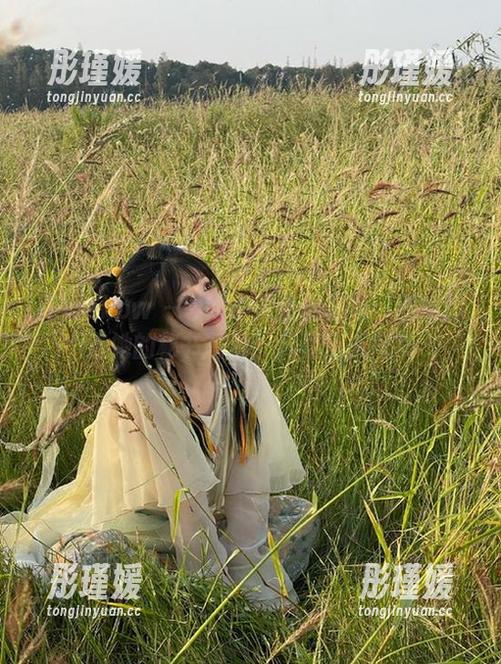 花漾show - 领略小尤奈的风采：图库精选她的秘书写真，尽显迷人气质