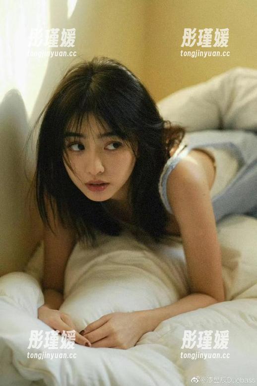 花漾show - 不一样的风格：赵惟依coco比基尼原图曝光，图片捕捉她的迷人瞬间，带你走进她的世界