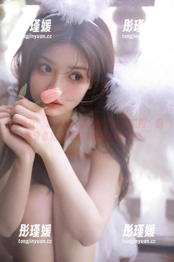 蜜桃社 - 冰露夏日图库里的秘密花园：积极分享她的摄影体验与创作灵感。